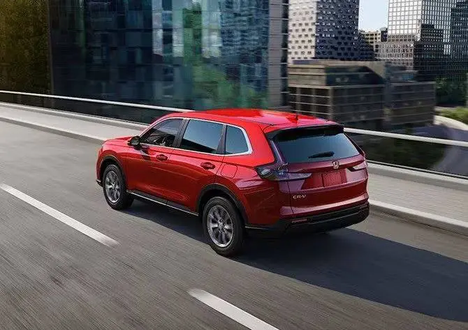 א CR-V פארט אויף א הייוועי בריק; די רויטע פארב איז Radiant Red Metallic.