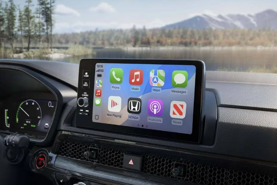 דער 9-אינטש טאטש-סקרין מיט Apple CarPlay, מיט'ן מיטער אויף לינקס.