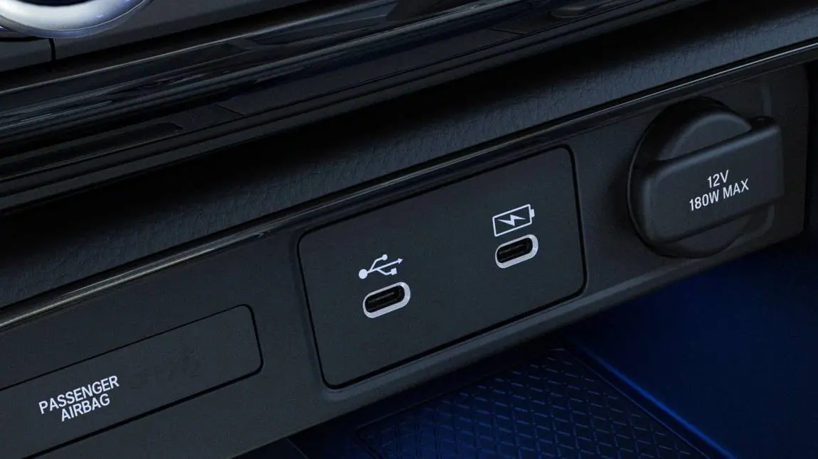 USB-C פארטס און דער 12-וואלט שטעקער פארנט אין דער קאנסאל.