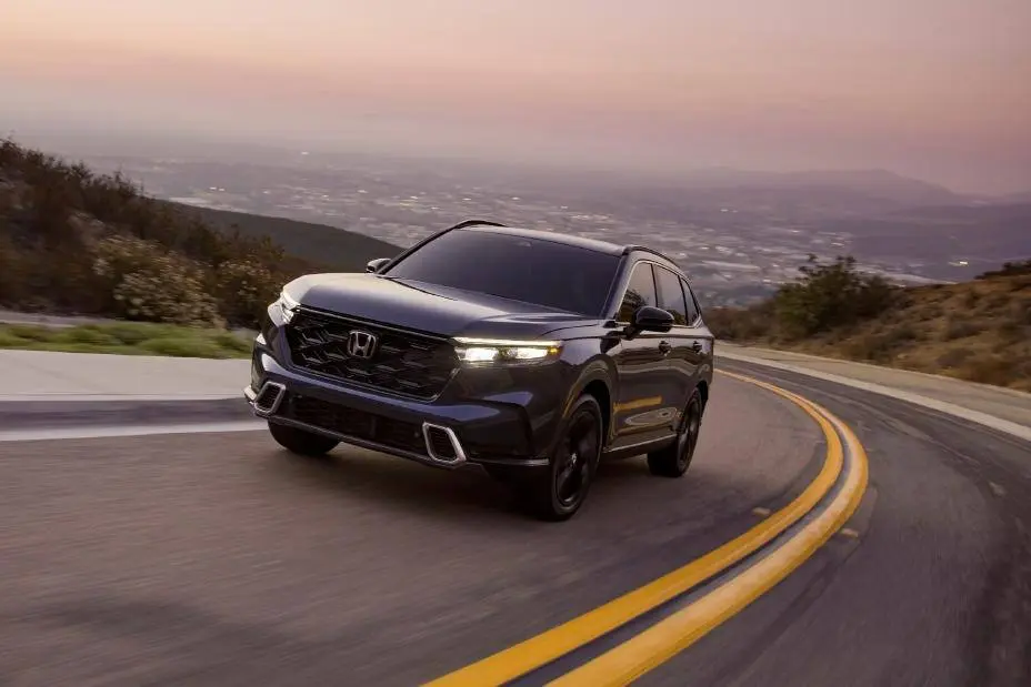 א CR-V אויפן וועג פארנאכט; דאס בילד ווייזט א 2023 Sport Touring היבריד, נישט די EX.